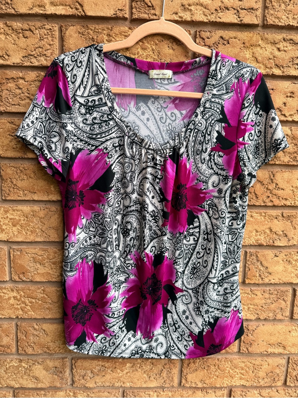 10/$25 • Casual Land Floral Paisley Short-Sleeve Top in Magenta and Black